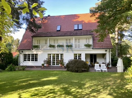 hochwertige-villa-mit-traumhaftem-idyllischem-garten.jpg